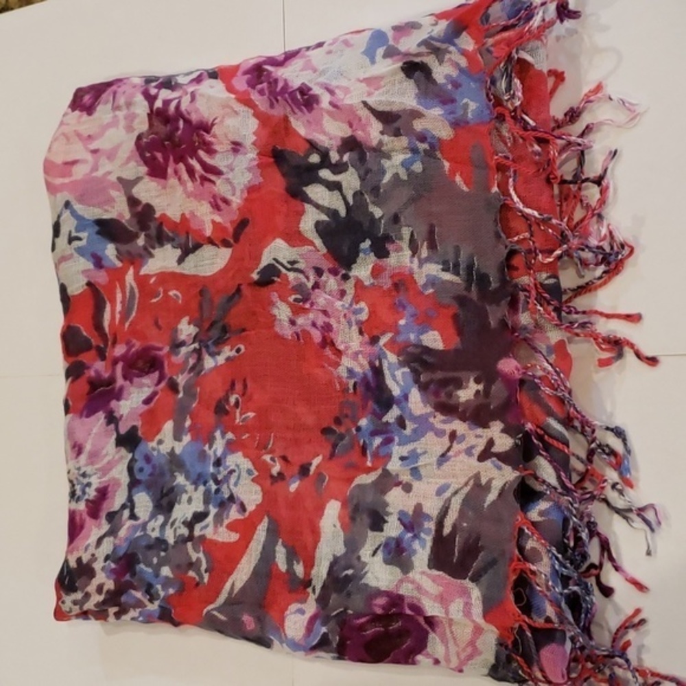 NWT GORGEOUS PINKS PURPLES BLUES LIGHT SCARF WITH FRINGE ON END